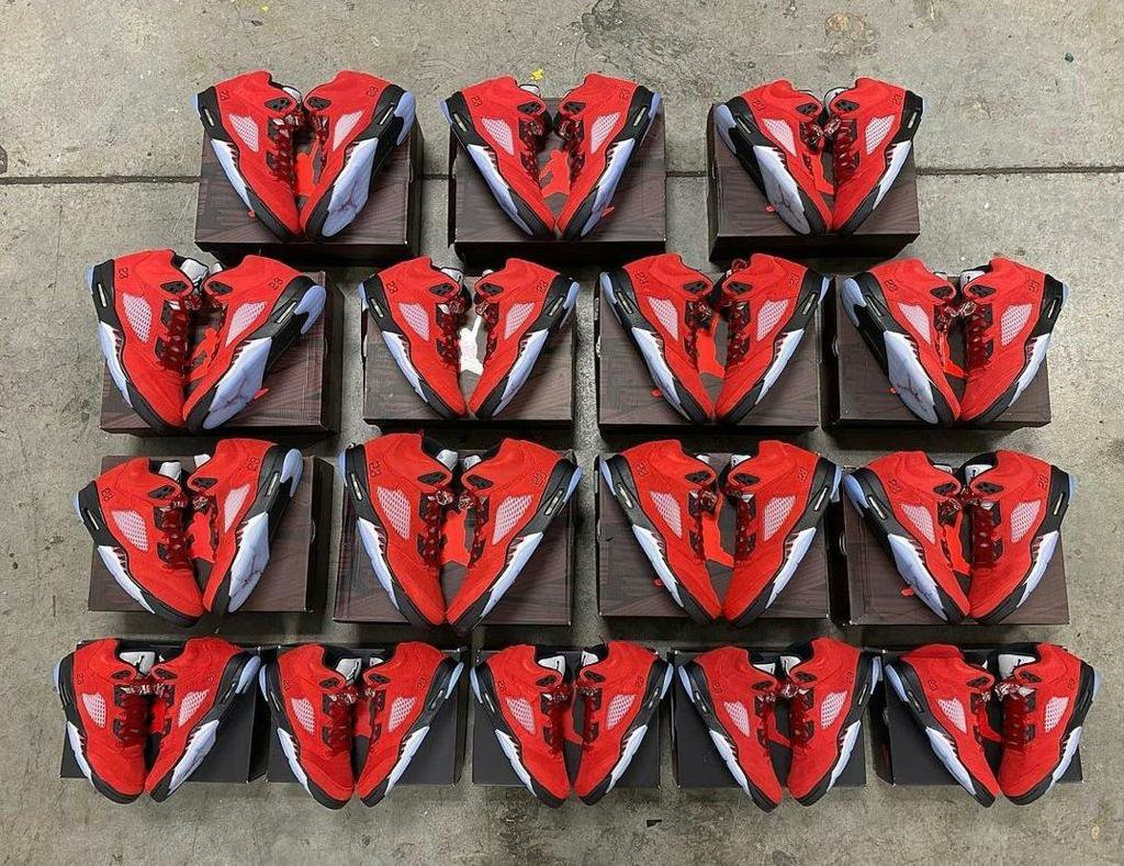 Authentic Jordan sneakers pallets - Image 4